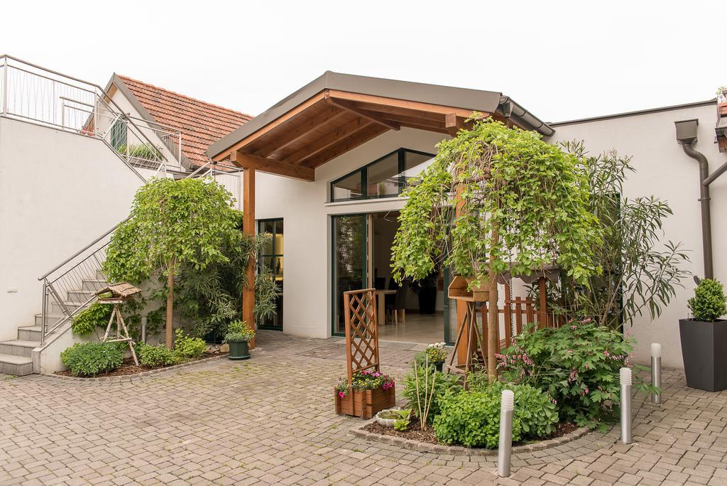 Hotel Weingut Familie Bauer Grossriedenthal Exterior foto